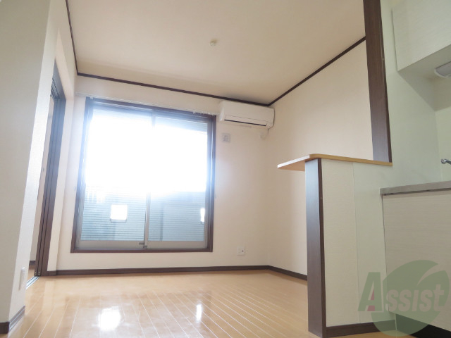 居室・リビング　とても広いリビングです。陽当たりがとてもいいですね