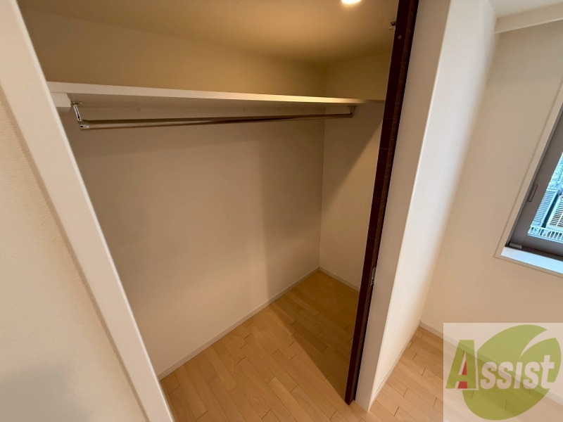収納　こちらの収納にはハンガーをかけて服もしまえますね。