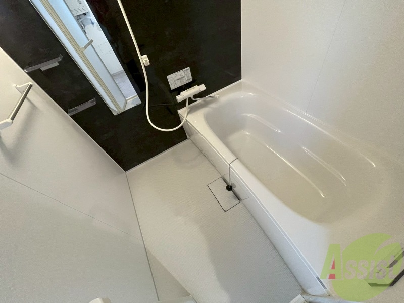 バス・シャワールーム　お風呂です。広々したバスでゆっくりくつろげます。