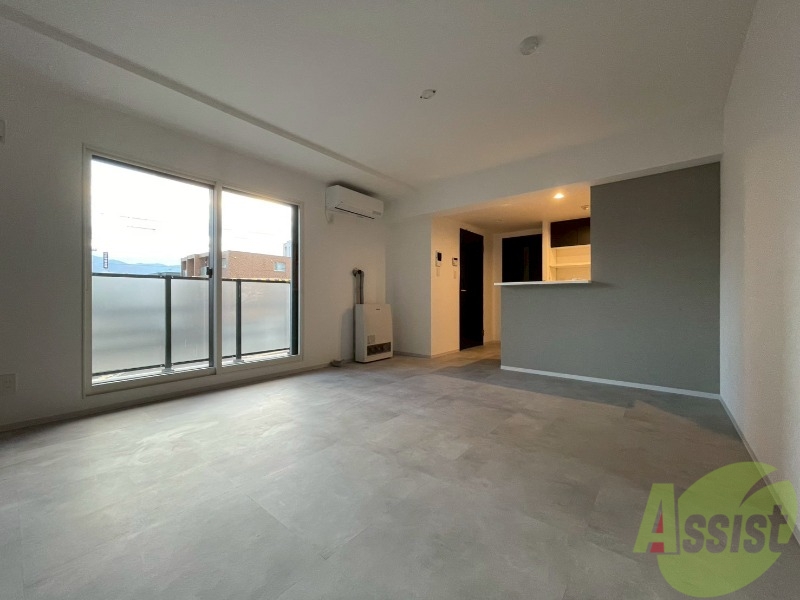 居室・リビング　アクセントクロスがお洒落なお部屋になっています！