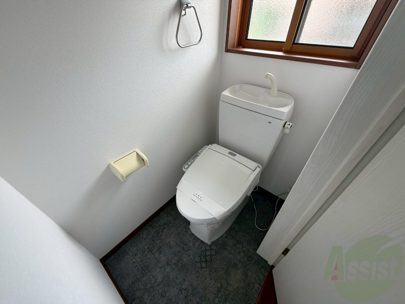 トイレ　お手洗いは温水洗浄付き。これは個人的に外せません。