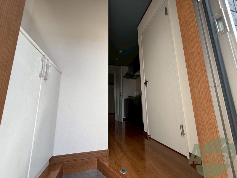 玄関　玄関からは広々としたキッチン周りが確認できました。