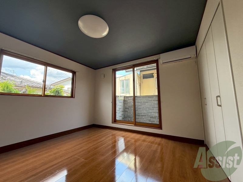 居室・リビング　キレイなフローリングのお部屋。広さもいい感じです。