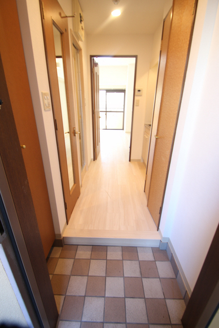 玄関　同間取の別室参考写真です。