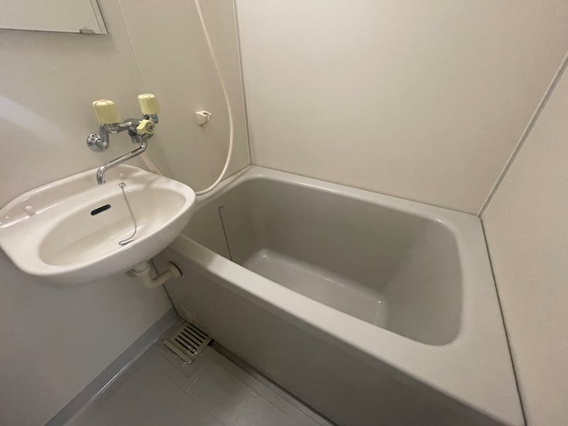 バス・シャワールーム　綺麗に清掃されたお風呂参考画像