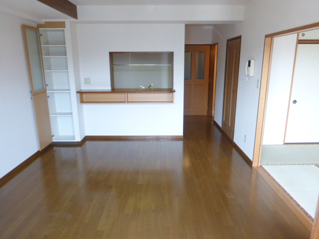 その他部屋・スペース　リビング13帖　（バルコニー側より撮影）