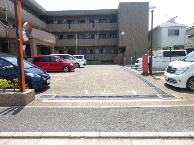 駐車場　敷地内駐車場　￥8，800－