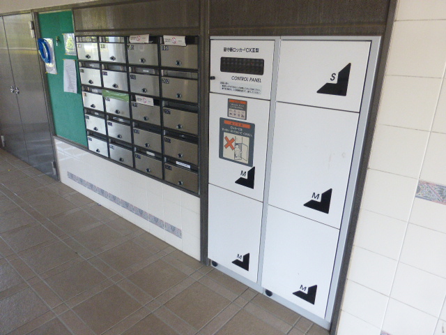 エントランス　共用部　宅配BOX、ダイヤル式メールBOX