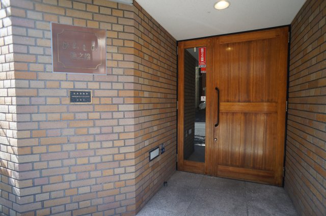エントランス　落ち着いたエントランスです
