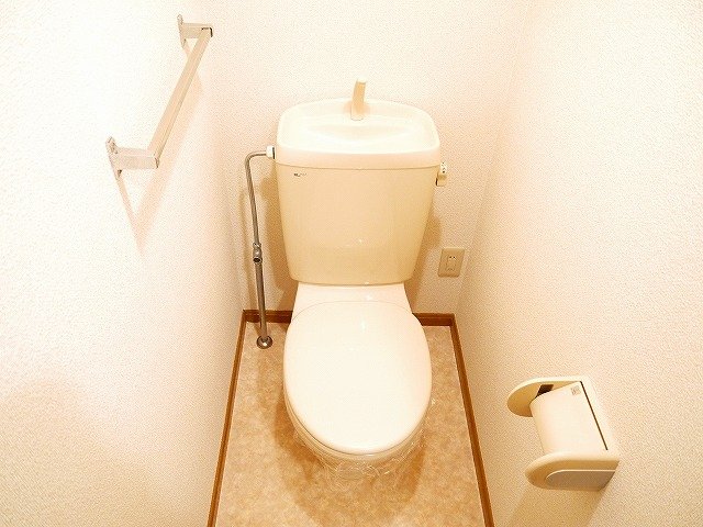 トイレ　落ち着いた色調のトイレです