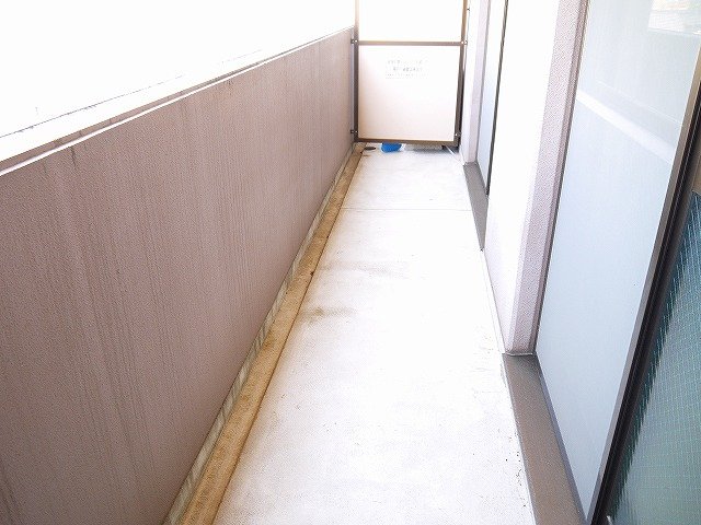 バルコニー　広いのでお洗濯に重宝します