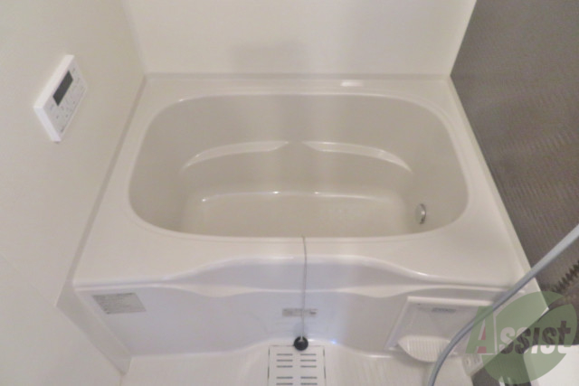 バス・シャワールーム　浴室は追い焚き機能、浴室乾燥機付きになります。便利ですね。