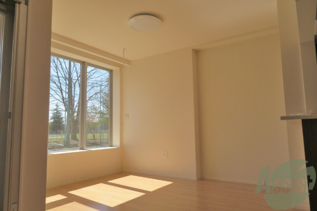 居室・リビング　リビングはゆったりできる１２．４帖です。陽当たり良好ですよ。