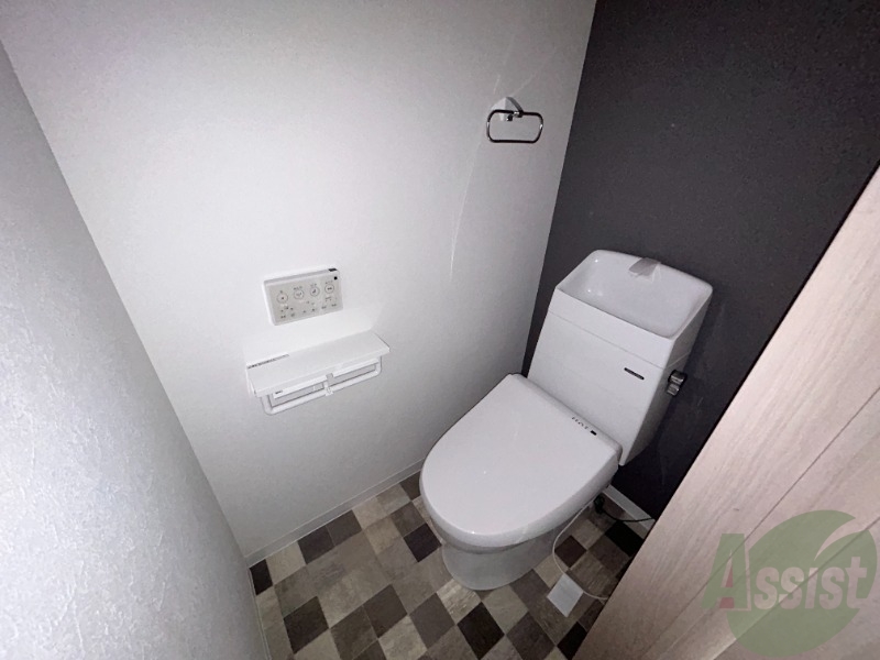 トイレ　温水洗浄便座なので快適に使用できそうですね。