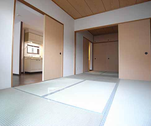 居室・リビング　明るい室内。