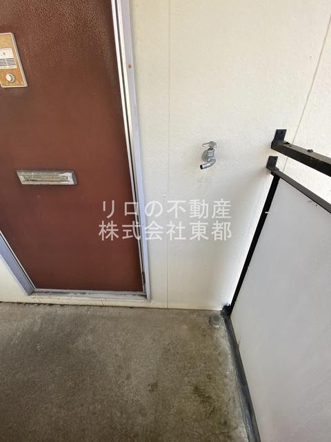 その他　洗濯機置場が室外にあるのでお部屋を広々お使いいただけます。