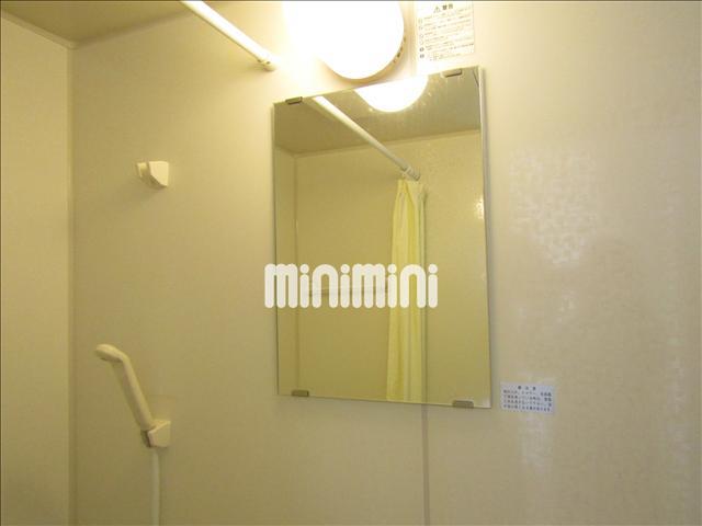 洗面設備　バスルームにある鏡です