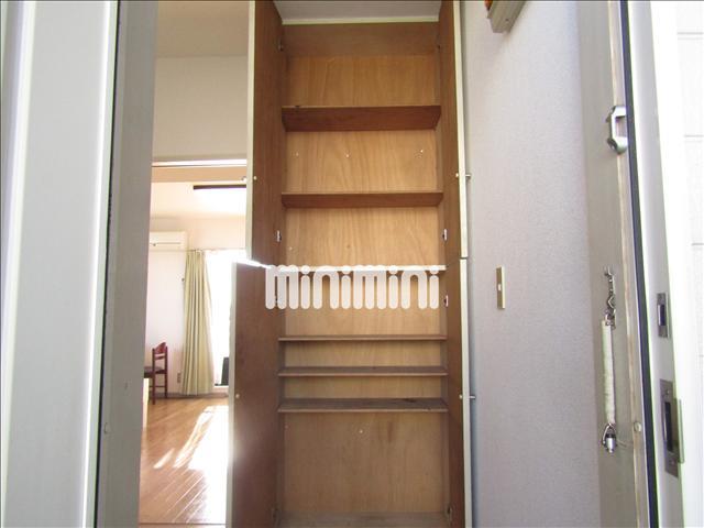 玄関　たっぷり入るシューズボックス完備