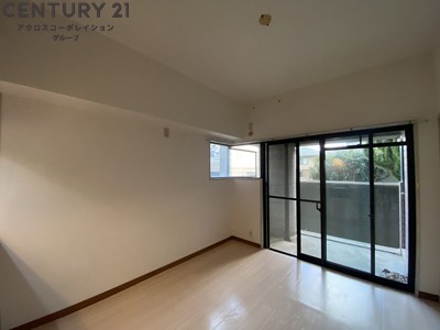 居室・リビング　窓が大きく日当たり良好です。