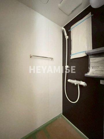 バス・シャワールーム　建築途中のお部屋の写真となります。