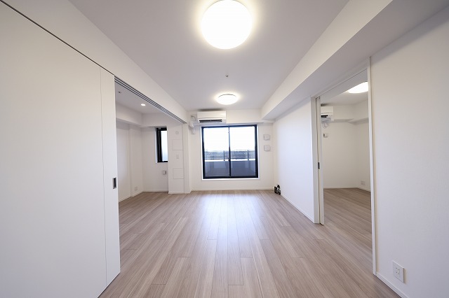 居室・リビング　※別部屋の参考写真です。