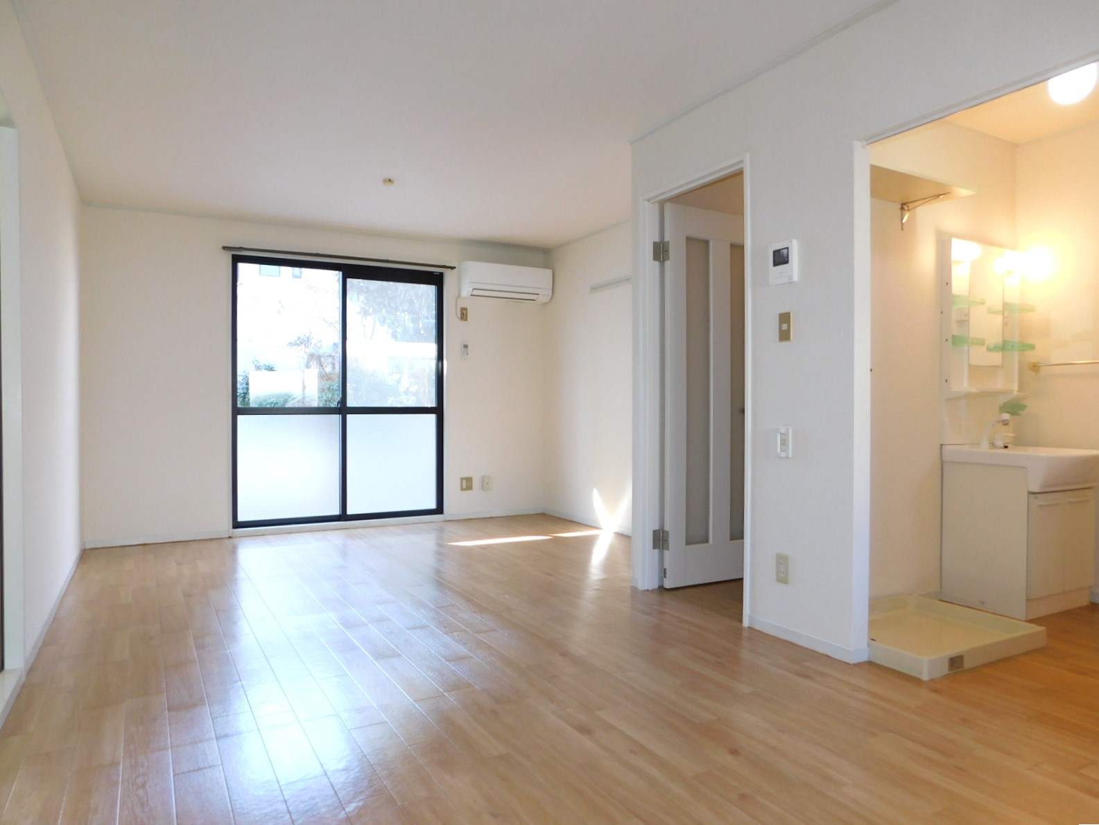 居室・リビング　エアコン付きリビング（同タイプ写真）