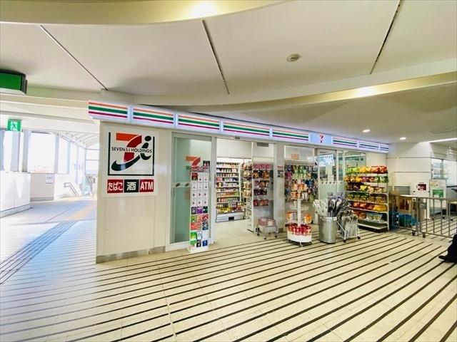 コンビニ　セブンイレブン多摩モノレール上北台駅店（コンビニ）まで73m