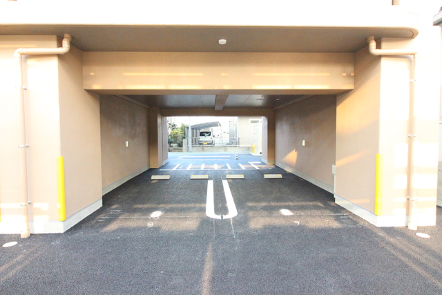 駐車場　屋根付き駐車場