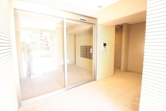 エントランス　オートロック付きのエントランス