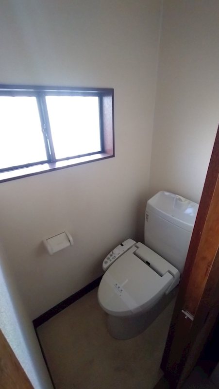 トイレ　1階　温水洗浄便座付