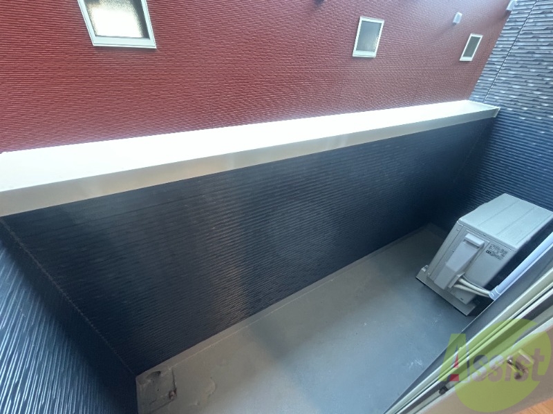 バルコニー　バルコニーは洗濯物を干すのに十分な広さがありますね。