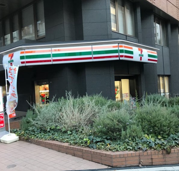 コンビニ　セブンイレブン新宿御苑前本通り店（コンビニ）まで60m