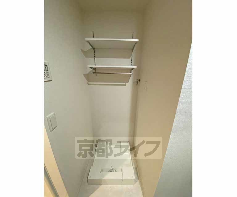 その他設備　可変棚付きの洗濯機置き場です。