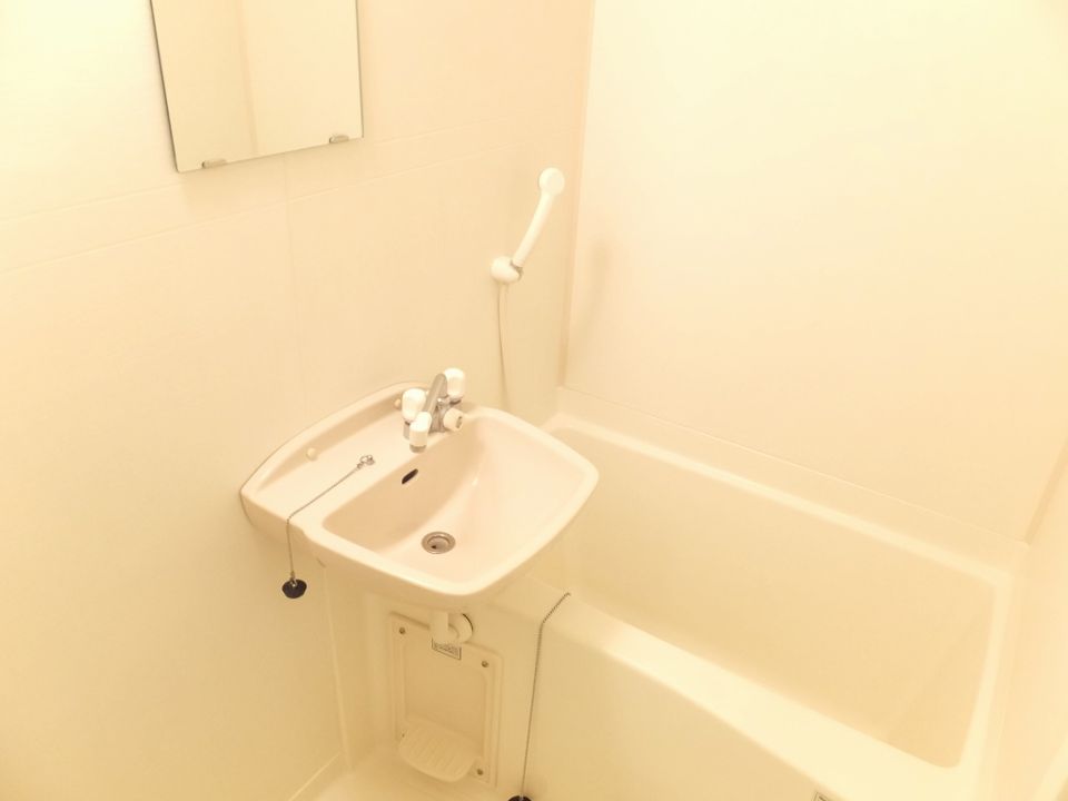 バス・シャワールーム　清潔感のある白を基調とした浴室です。