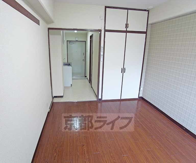 居室・リビング　南向きの明るい洋室