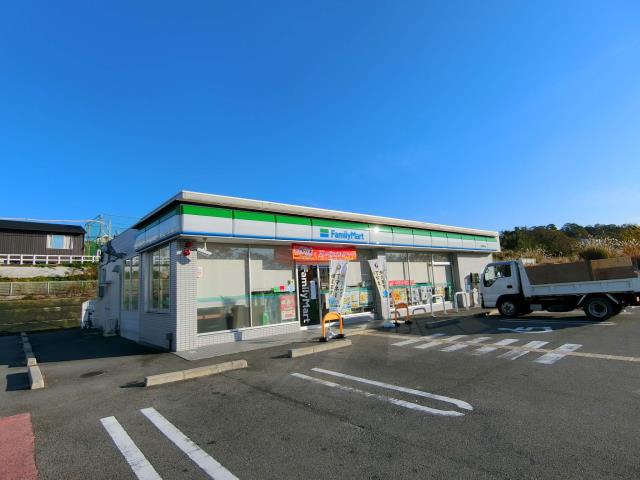 コンビニ　ファミリーマート（コンビニ）まで878m