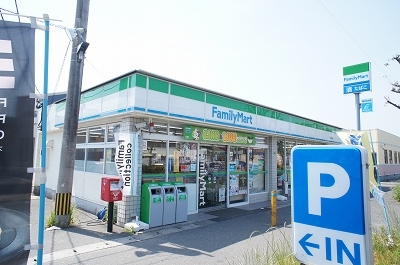 コンビニ　ファミリーマート（コンビニ）まで700m
