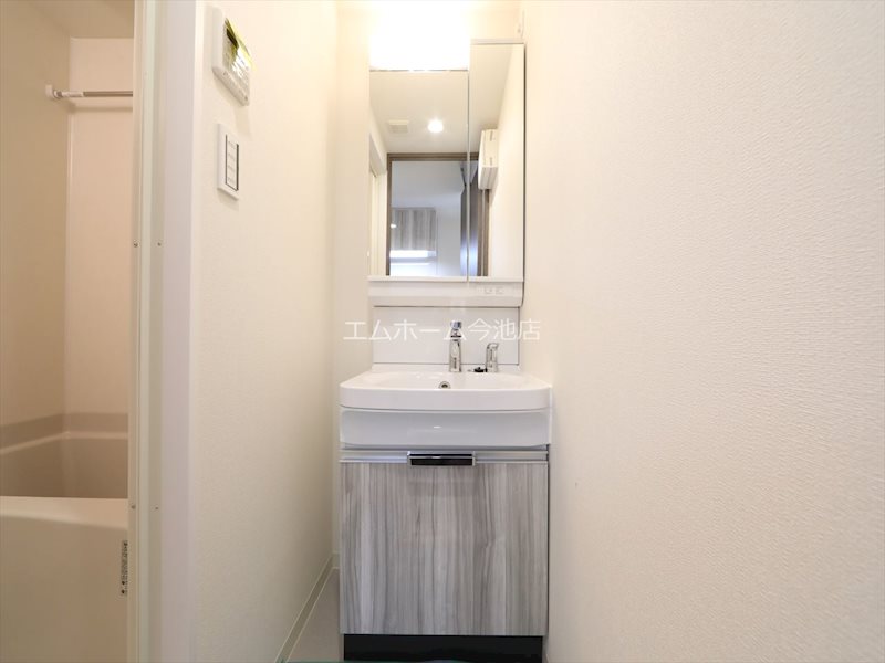 洗面設備　脱衣所　独立洗面台（シャンプードレッサー付）