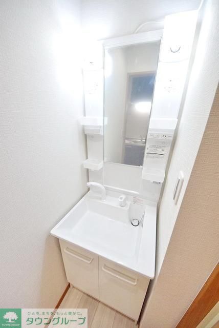 洗面設備　忙しい朝に嬉しいシャワー付き独立洗面台