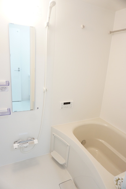 バス・シャワールーム　追焚と浴室乾燥機付きのバスルーム