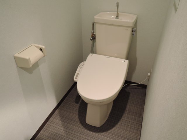 トイレ　別号室の参考写真です。