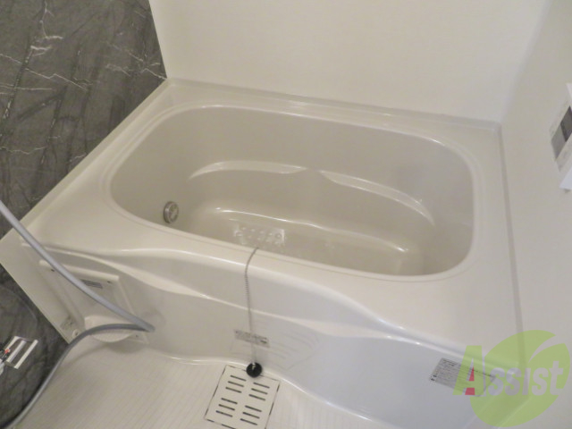 バス・シャワールーム　浴室は、綺麗でおしゃれな壁で良いですねー。