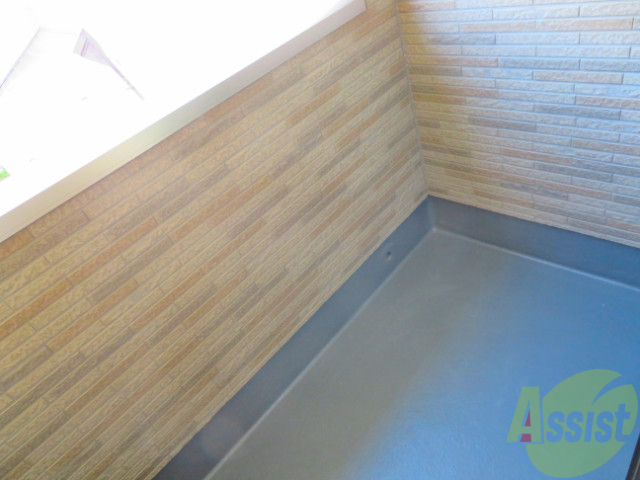 バルコニー　ちょっとしたバルコニーになります。陽もよく当たります。