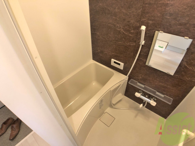 バス・シャワールーム　バスルームは狭すぎず、シャワーも浴びやすそうです。