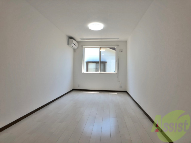 居室・リビング　８．３帖の洋室です。広々として、きれいですね。