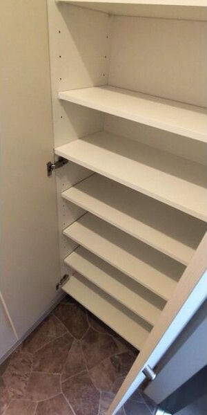 収納　内装は別部屋の参考写真です。