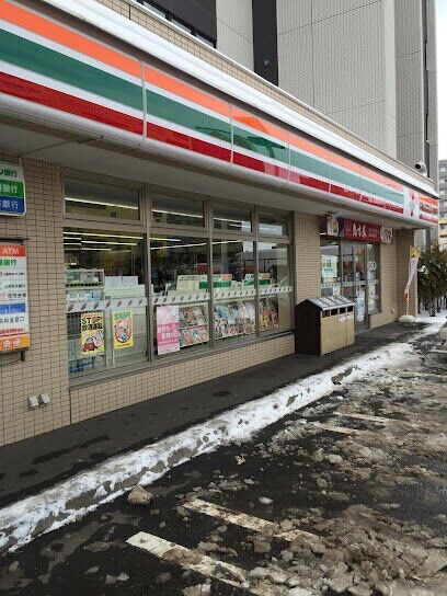 コンビニ　セブンイレブン札幌福住1条店（コンビニ）まで596m