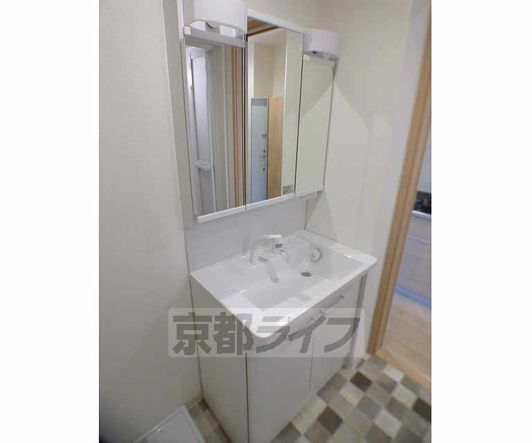 洗面設備　新築できれいなお部屋です