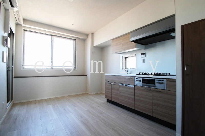 居室・リビング　２面採光のダイニング