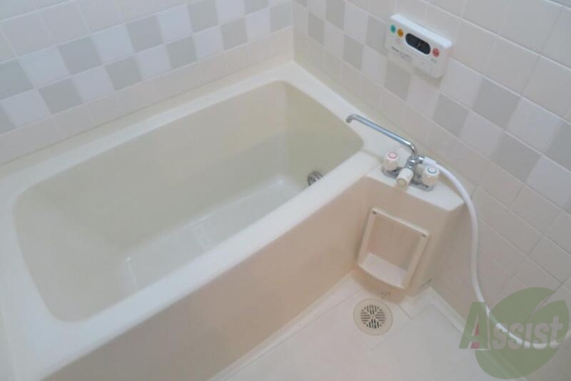 バス・シャワールーム　お風呂には追焚機能がついています。壁もオシャレですね～。